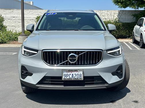 2025 Volvo XC40 B5 AWD Plus Bright Theme
