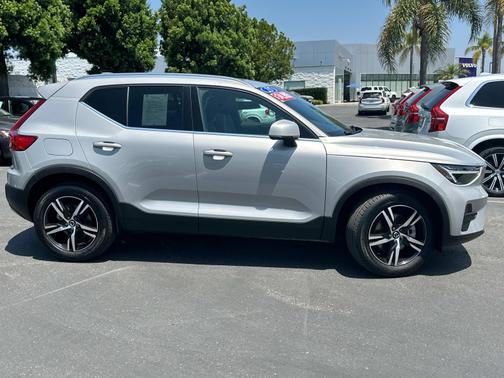 2025 Volvo XC40 B5 AWD Core Bright Theme
