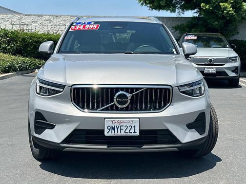 2025 Volvo XC40 B5 AWD Core Bright Theme