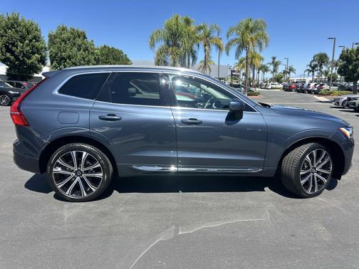 2023 Volvo XC60 B5 FWD Ultimate Bright Theme