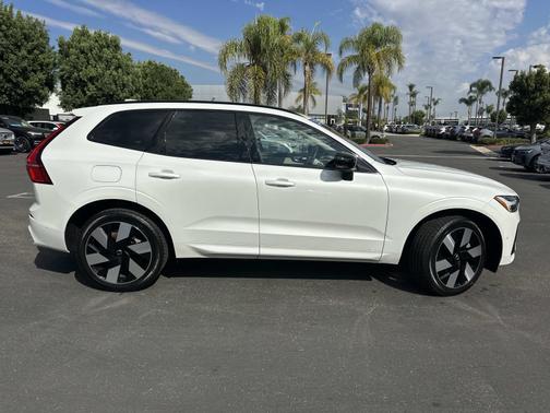 2025 Volvo XC60 Plug-In Hybrid T8 AWD Plus