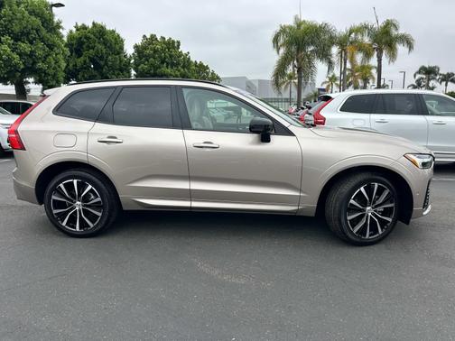 2025 Volvo XC60 B5 AWD Plus