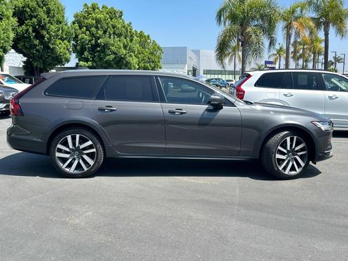 2023 Volvo V90 Cross Country B6 AWD Plus