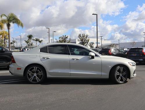 Photo 2 of 43 of 2019 Volvo S60 Hybrid T8 Inscription