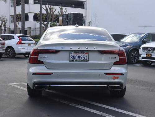 Photo 4 of 43 of 2019 Volvo S60 Hybrid T8 Inscription