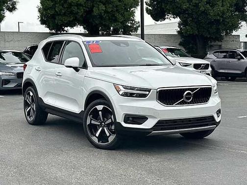 Crystal White Metallic 2021 Volvo XC40 T5 AWD Momentum
