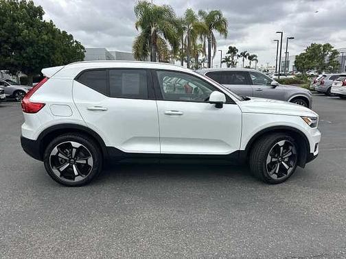 Crystal White Metallic 2021 Volvo XC40 T5 AWD Momentum