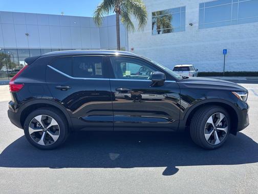 2025 Volvo XC40 B5 Core