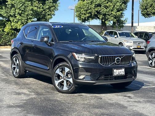 2025 Volvo XC40 B5 AWD Core Bright Theme