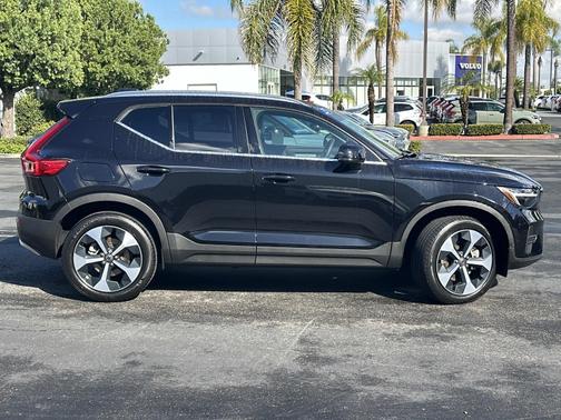 2025 Volvo XC40 B5 AWD Core Bright Theme