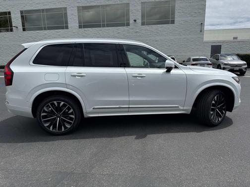2025 Volvo XC90 B5 Plus