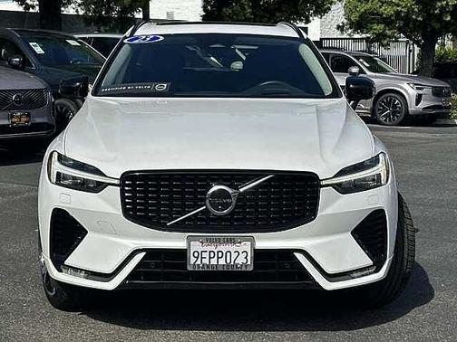 2023 Volvo XC60 B5 AWD Ultimate Dark Theme