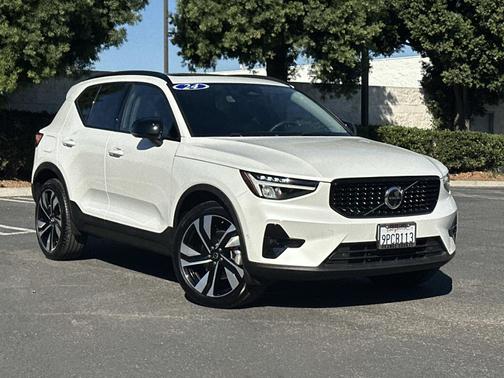 2025 Volvo XC40 B5 AWD Plus Dark Theme