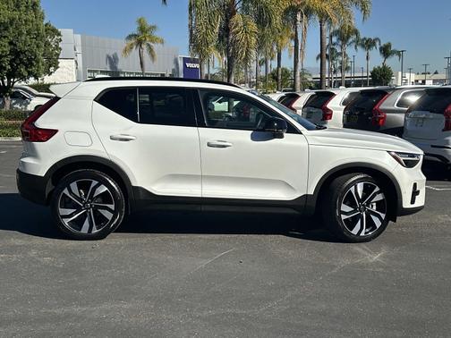 2025 Volvo XC40 B5 AWD Plus Dark Theme