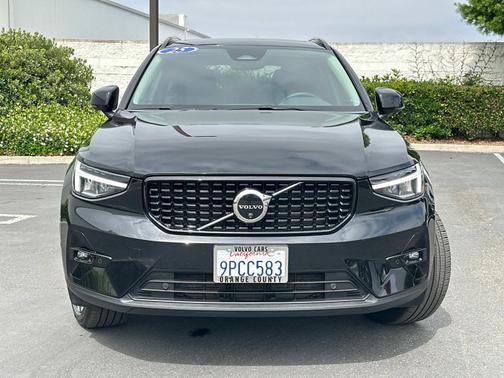 2025 Volvo XC40 B5 AWD Plus Dark Theme