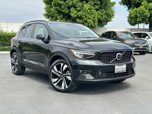 2025 Volvo XC40 B5 AWD Plus Dark Theme