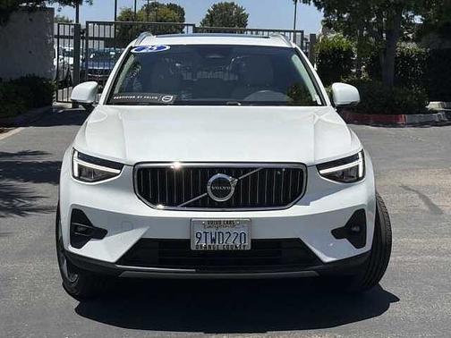 Crystal White 2025 Volvo XC40 Plus