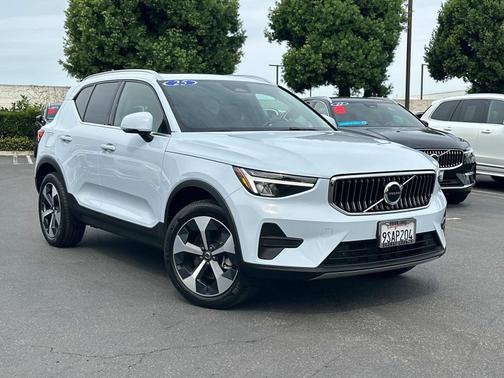 2025 Volvo XC40 B5 AWD Core Bright Theme