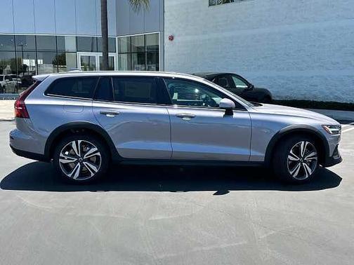 2026 Volvo V60 Cross Country Plus
