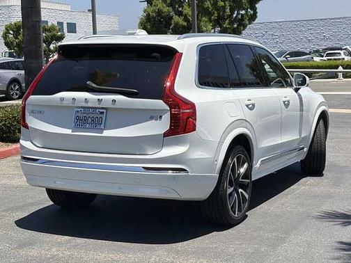 Crystal White Metallic 2023 Volvo XC90 B6 AWD Plus 6P
