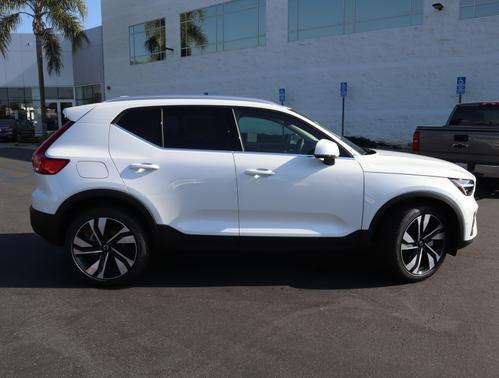 2025 Volvo XC40 B5 Plus Bright Theme