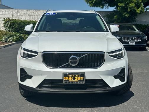 2025 Volvo XC40 B5 AWD Plus Bright Theme