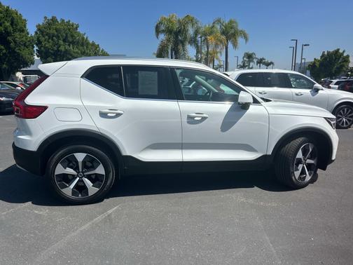 2025 Volvo XC40 B5 AWD Plus Bright Theme