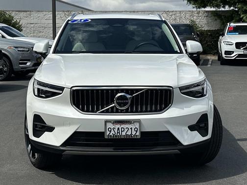 2025 Volvo XC40 B5 AWD Ultra Bright Theme