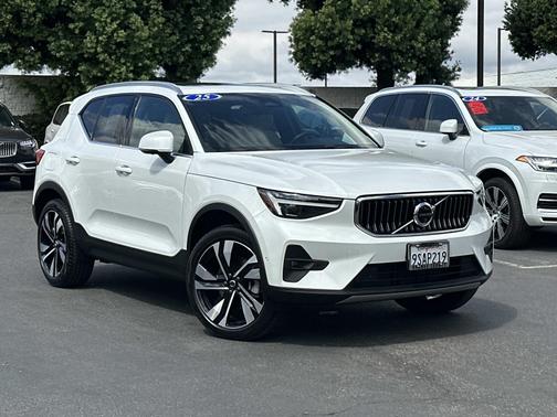 2025 Volvo XC40 B5 AWD Ultra Bright Theme