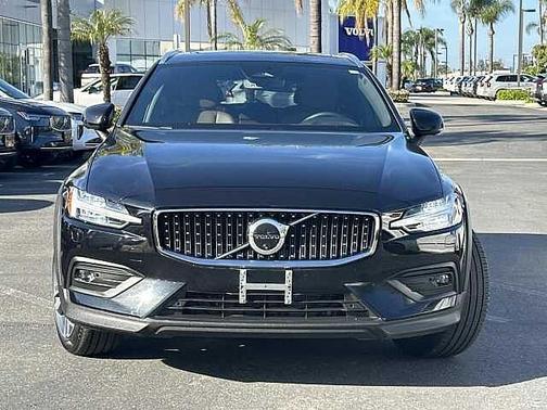 2025 Volvo V60 Cross Country Plus
