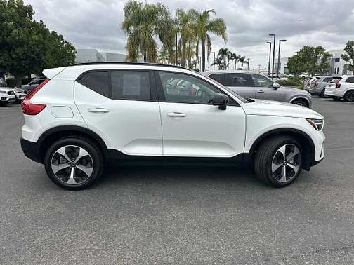Crystal White 2026 Volvo XC40 Plus