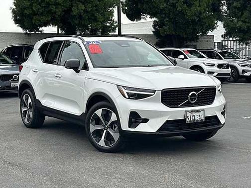 Crystal White 2026 Volvo XC40 Plus