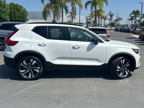 2025 Volvo XC40 B5 AWD Plus Dark Theme
