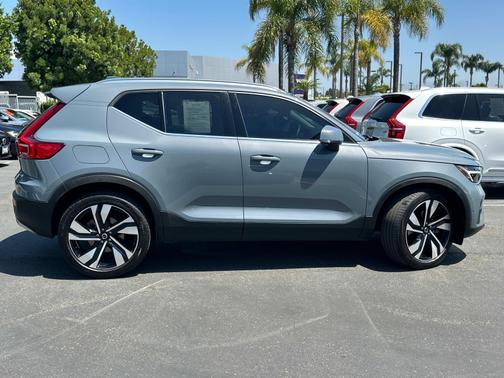 2023 Volvo XC40 B5 AWD Plus Bright Theme
