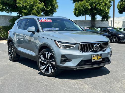 2023 Volvo XC40 B5 AWD Plus Bright Theme