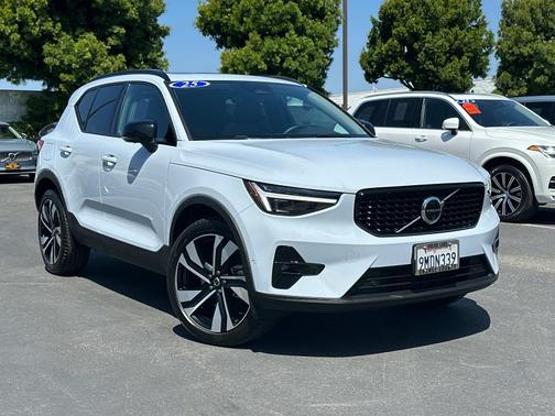 2025 Volvo XC40 B5 AWD Plus Dark Theme