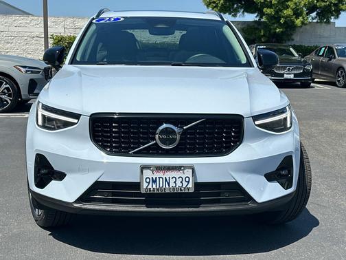 2025 Volvo XC40 B5 AWD Plus Dark Theme