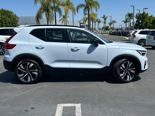 2025 Volvo XC40 B5 AWD Plus Dark Theme