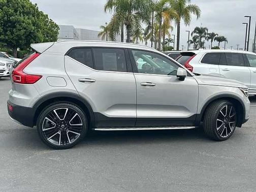 2024 Volvo XC40 B5 AWD Ultimate Bright Theme
