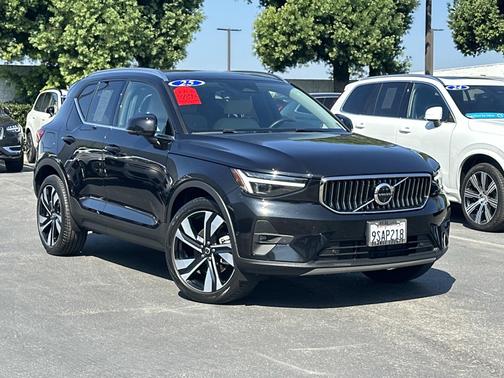 2025 Volvo XC40 B5 AWD Plus Bright Theme