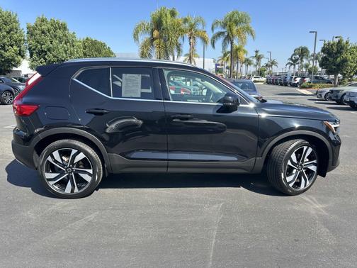 2025 Volvo XC40 B5 AWD Plus Bright Theme