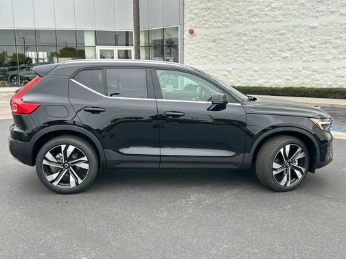 2025 Volvo XC40 B5 Plus Bright Theme