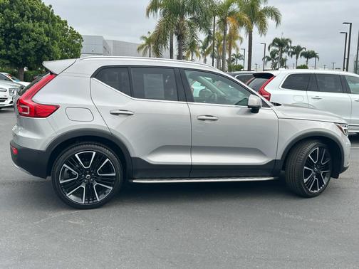 2024 Volvo XC40 B5 AWD Ultimate Bright Theme