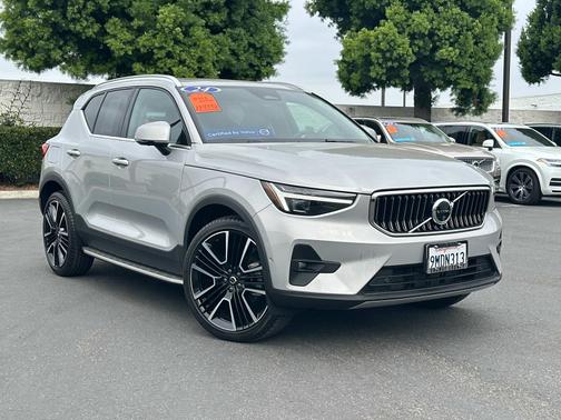 2024 Volvo XC40 B5 AWD Ultimate Bright Theme