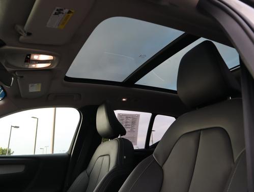 2024 Volvo XC40 B5 AWD Ultimate Bright Theme