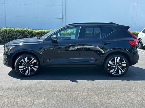 2025 Volvo XC40 B5 AWD Ultra Dark Theme