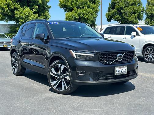 2025 Volvo XC40 B5 AWD Ultra Dark Theme