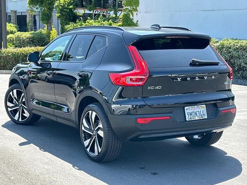 2025 Volvo XC40 B5 AWD Ultra Dark Theme