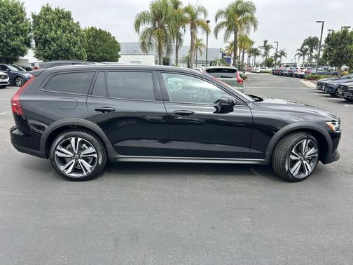 2025 Volvo V60 Cross Country B5 AWD Plus
