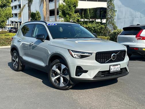 2024 Volvo XC40 B5 AWD Core Dark Theme